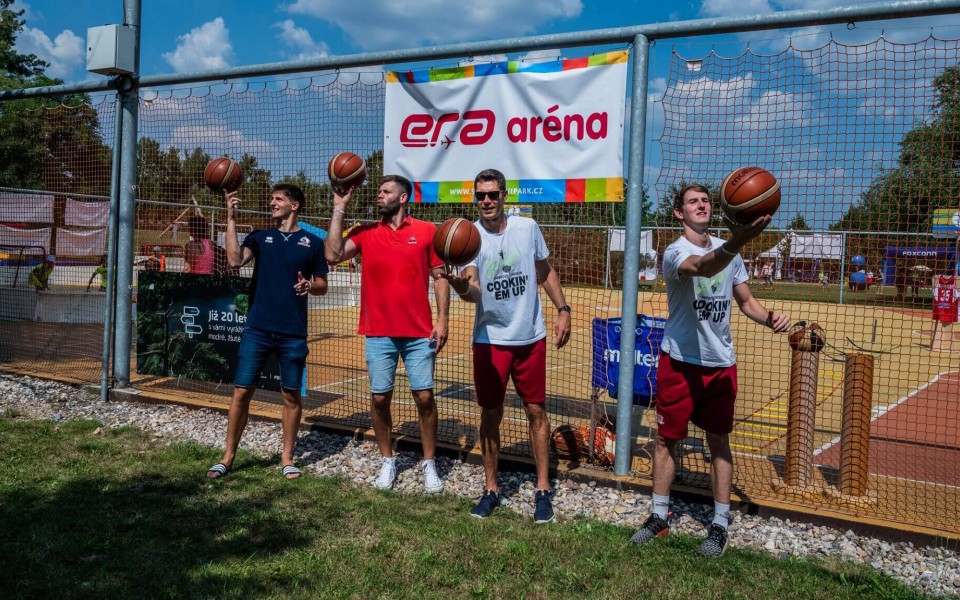 Hvězdy basketbalu si zahrály „vyřazováka“ s dětmi v ERA aréně Sportovního parku